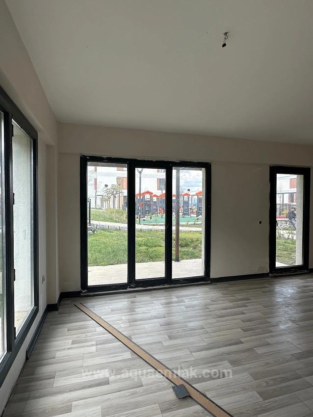 Köyceğiz De Site İcinde Bahçe Kat Tum Odalari Klimali 3+1 Kiralik Daire