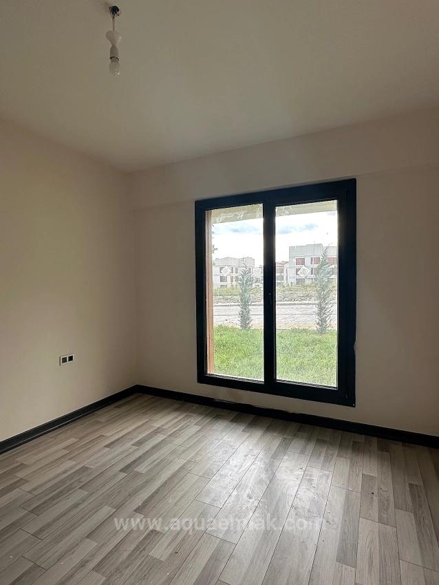 Köyceğiz De Site İcinde Bahçe Kat Tum Odalari Klimali 3+1 Kiralik Daire