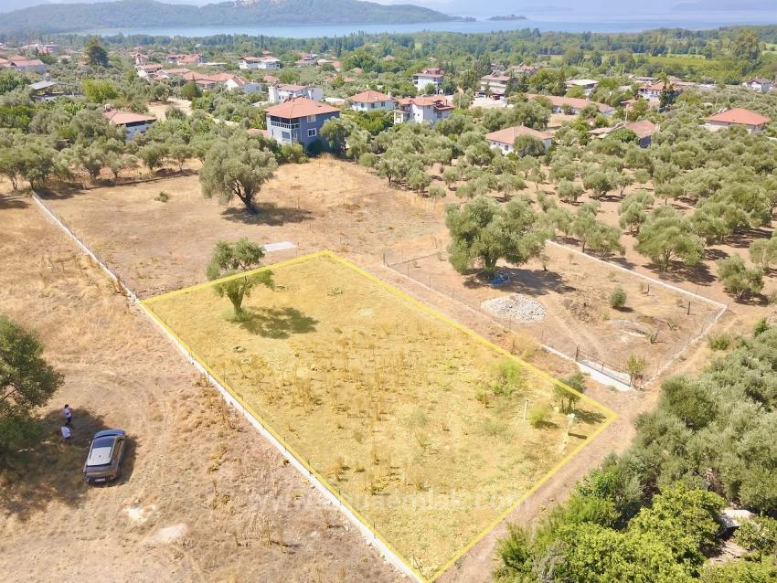 Zeytinalanında Göl Manzaralı 930M2 Hisseli Satılık Arazi