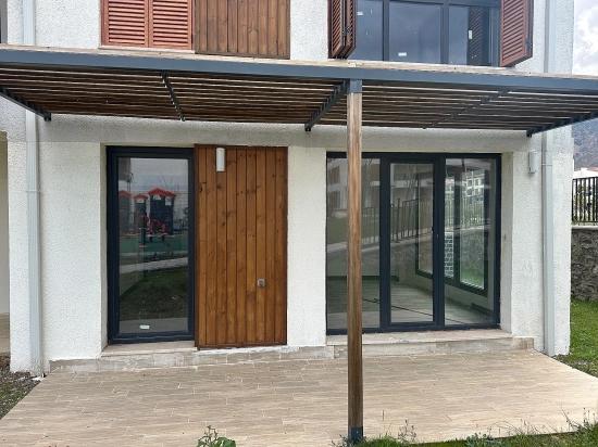 Köyceğiz De Site İcinde Bahçe Kat Tum Odalari Klimali 3+1 Kiralik Daire